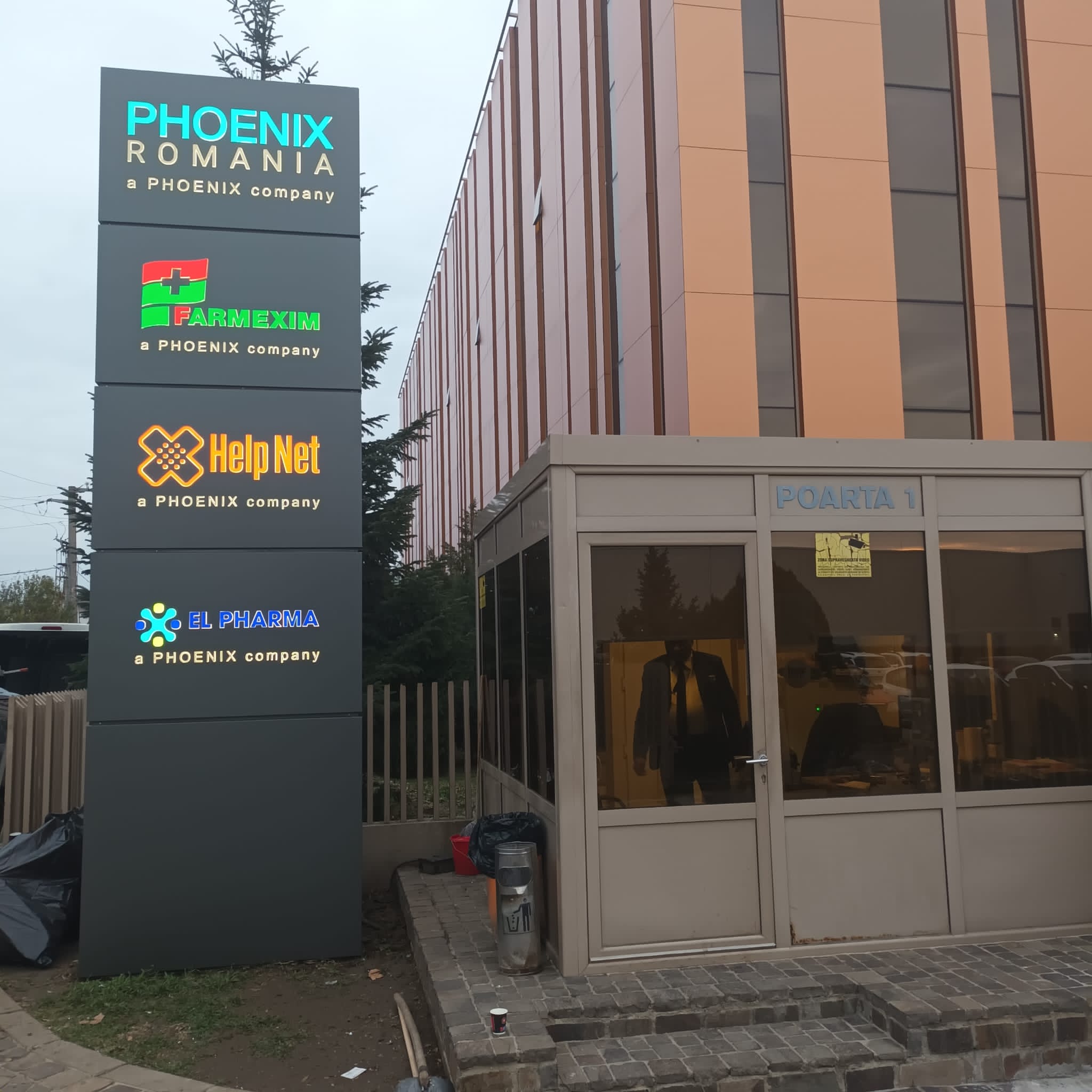 Totem publicitar multi-tenant dubla fata Phoenix Farmexim HelpNet ElPharma