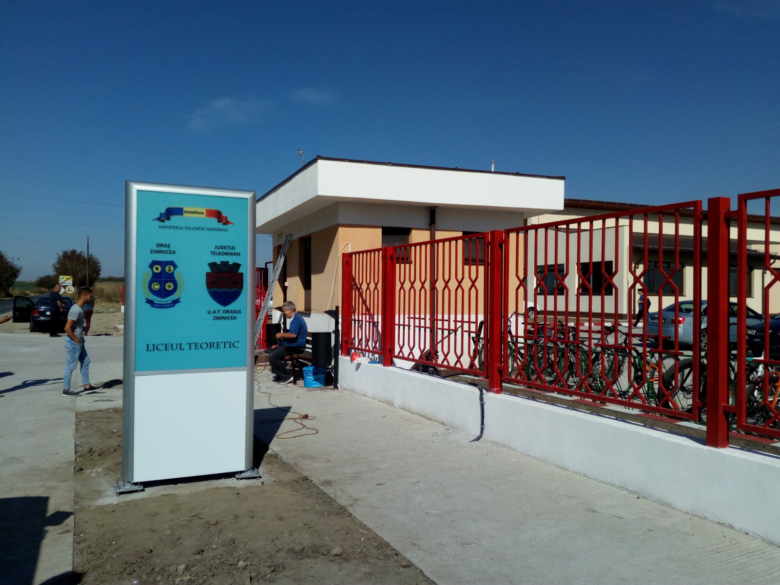 Totem publicitar stradal simplu din aluminiu dubla fata liceu scoala